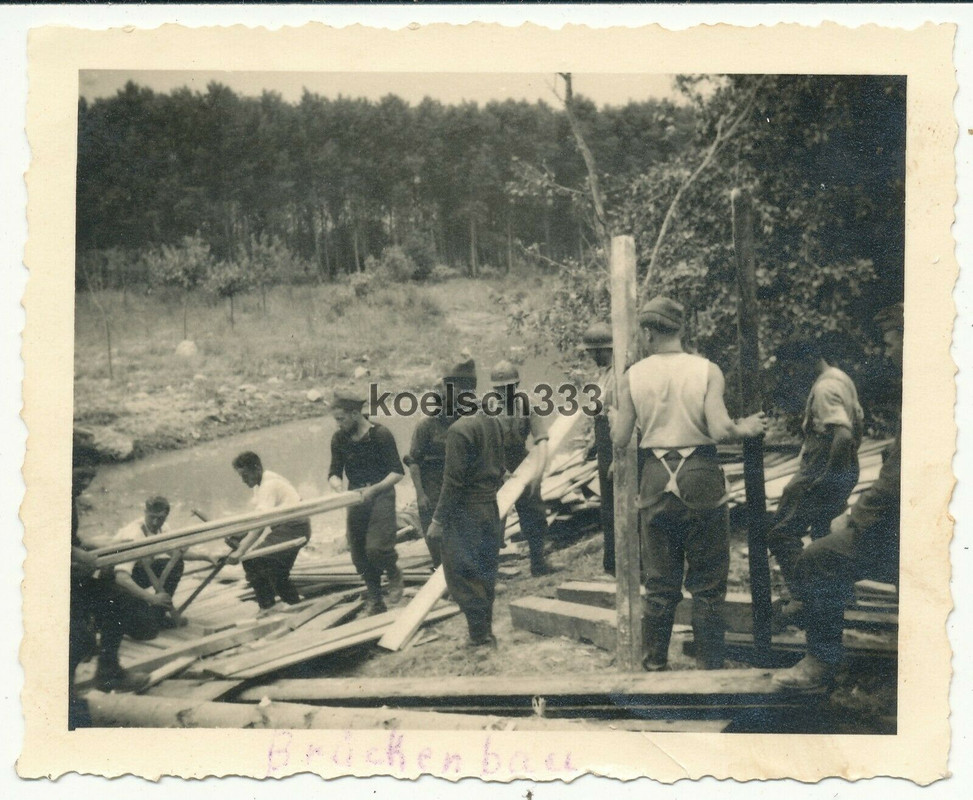 Foto gefangene französische Soldaten helfen Pionieren beim Brückenbau 1940