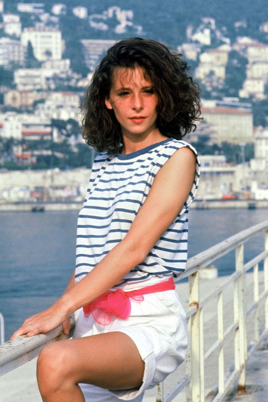 https://i.postimg.cc/MZPmtR7d/Mylene-Farmer-June-1985.jpg