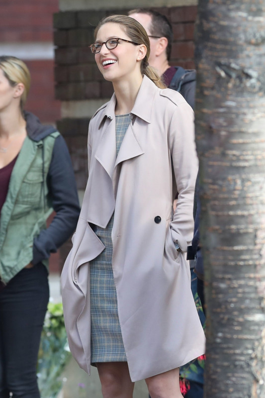 melissa-benoist-filming-supergirl-in-vancouver-83018-10