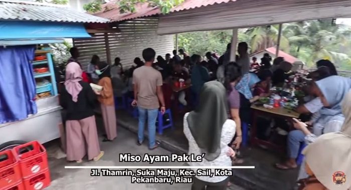 Suasan antrean di Miso Pak Le', Pekanbaru, Riau.