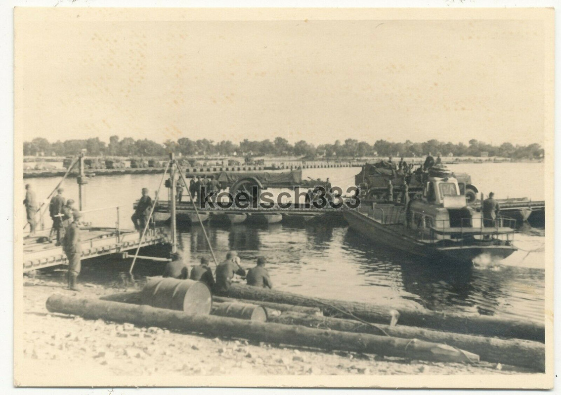 !Foto Panzer Halbkette mit Artillerie Geschütz auf einer Fähre auf dem Dnepr