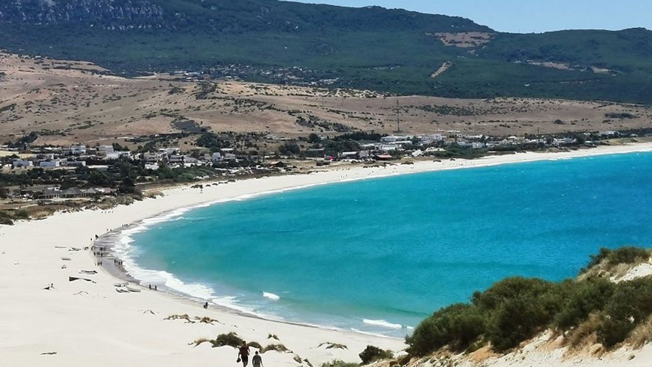 Pesona Keindahan Pantai Playa de Bolonia yang Berada di Spanyol