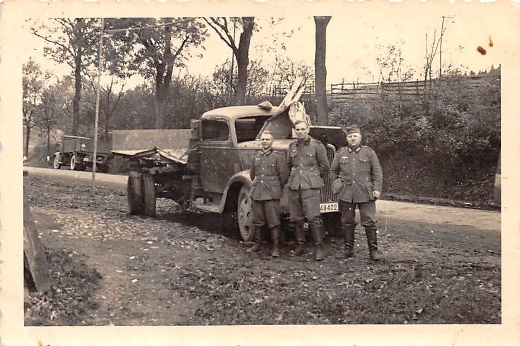 Foto Soldaten mit LKW Opel Blitz 2,5-32 Unglücks