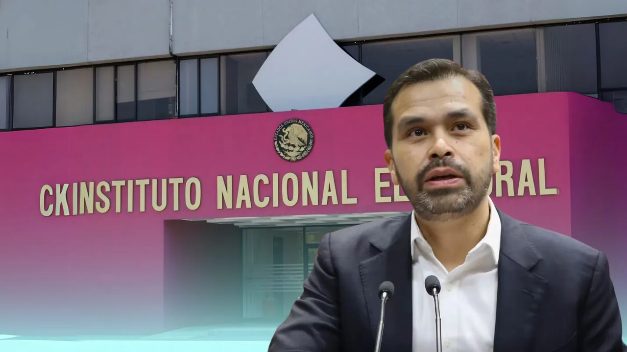 Jorge Álvarez Máyenz presenta denuncia ante el Instituto Nacional Electoral (INE)