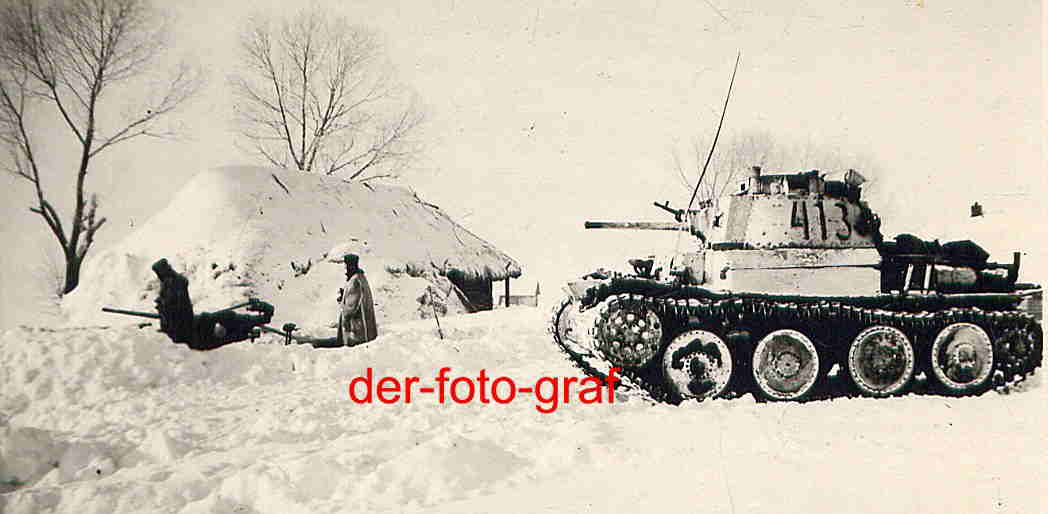Rußland, Panzer und 2 cm Flak stehen zur Abwehr,
