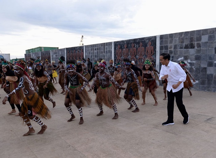 Jokowi saat menari seka, salah satu tarian adat masyarakat pesisir selatan Papua yang meliputi daerah Timika, Kaimana dan Fakfak.