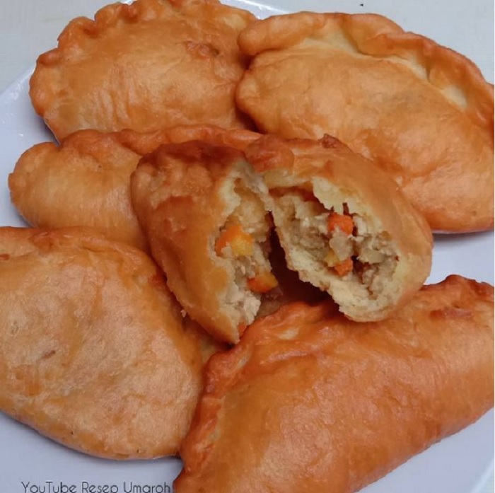 Sajian panada yang sekilas mirip pastel.
