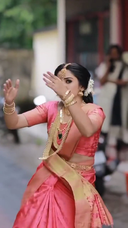 [Image: Pink-Saree-Dance-Kerala-Bride-that-girl-...34-595.jpg]
