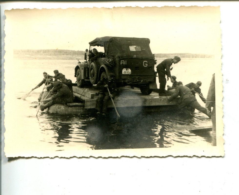 Kübelwagen Wehrmacht Kennung G auf Schlauchbootf