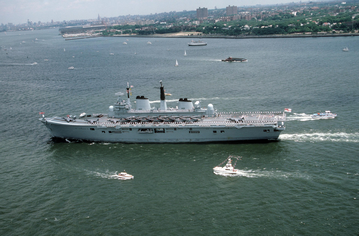 HMS Ark Royal (R.07) во время морского международного ревю