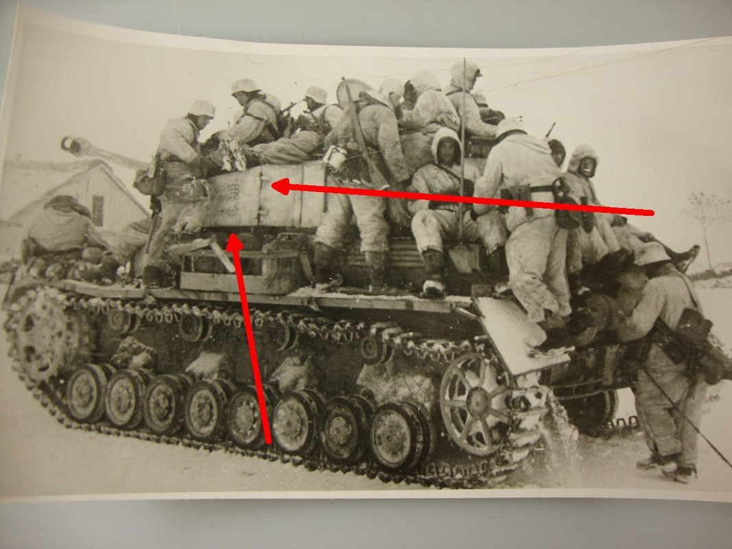 PANZER IV MIT TURMSCHÜRZEN, mit 15 Mann auf Panz