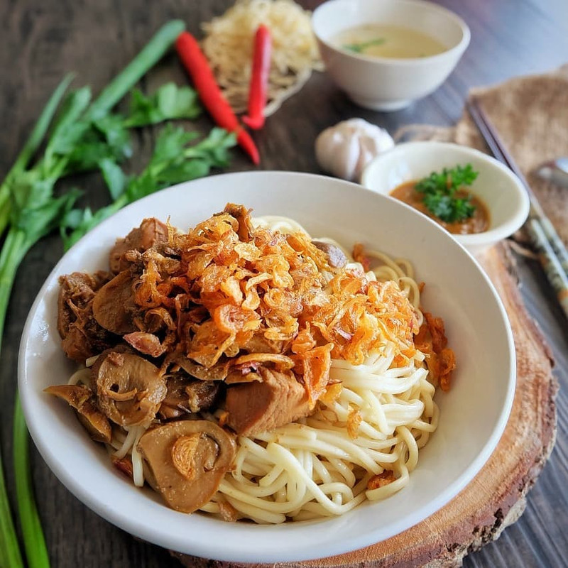 Mie Ayam Sahabat Yunsin, kuliner legendaris untuk makan siang enak di Bogor.