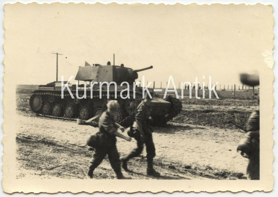 Foto Wehrmacht Gebirgsjäger Sanitäter medic Arzt Russland Beute Panzer KW1