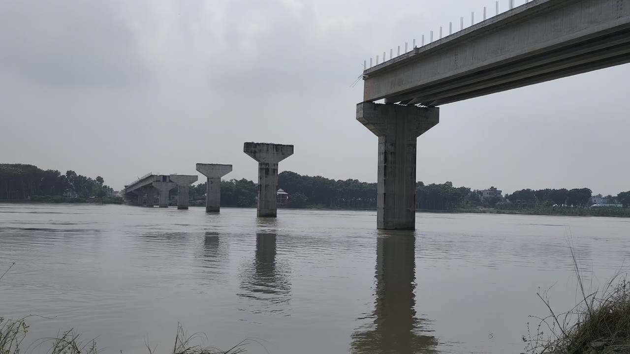 রাজবাড়ীতে ৬৪ কোটি টাকার গড়াই সেতু: ৬ বছরেও শেষ হয়নি নির্মাণকাজ