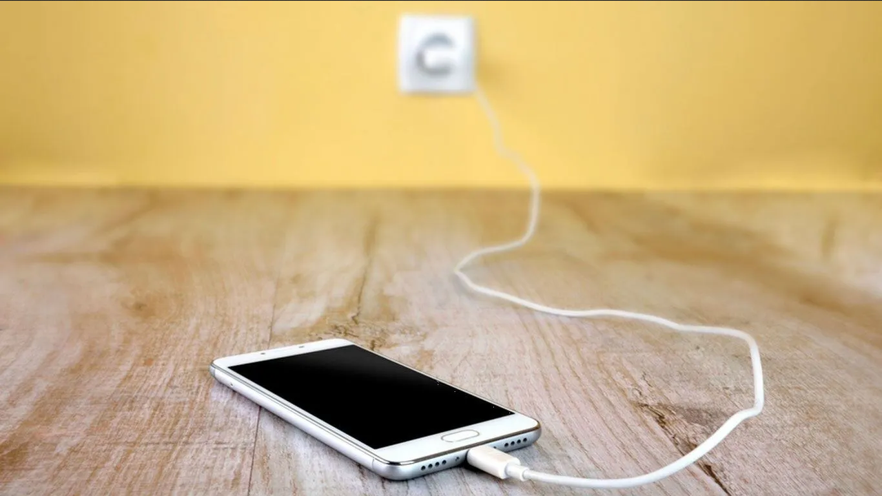 ¿Cómo se puede cargar el celular si no tienes luz?