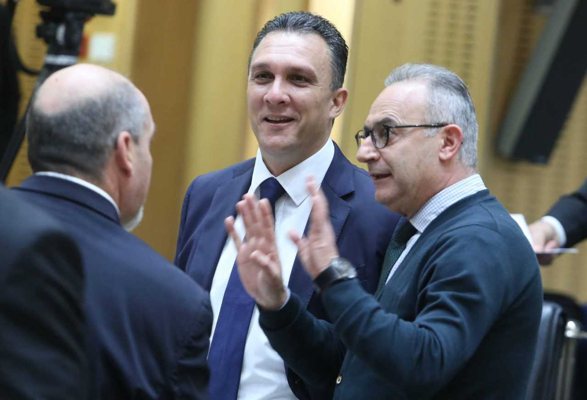 vouli8