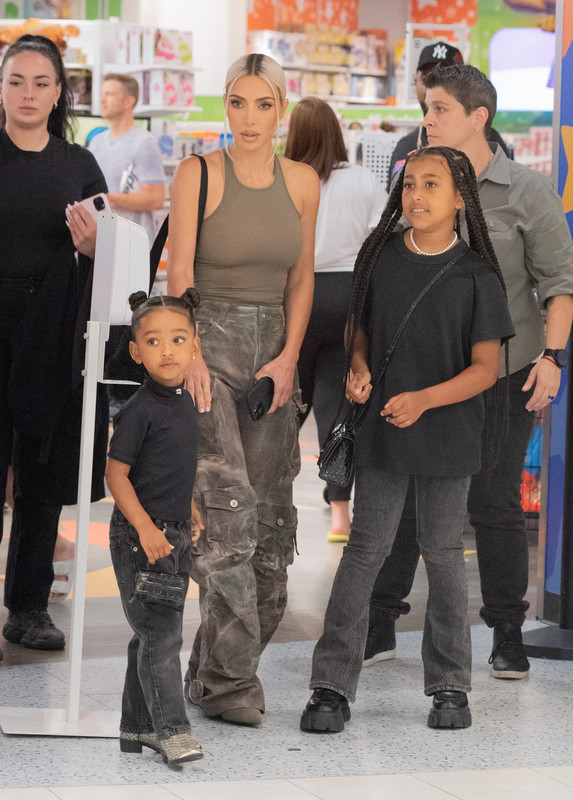 35C941C7-305A-470C-BAF6-40D699C2F9A4