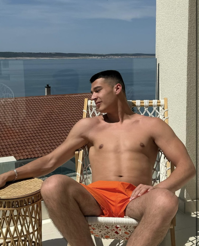 4B01216C-DC85-44C3-9FB3-FF7A9A7BC5F5