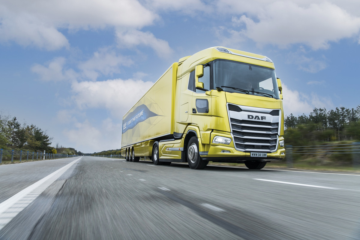 02-A-Kerb-View-Window-is-also-available-in-the-New-Generation-DAF-XG-truck.jpg