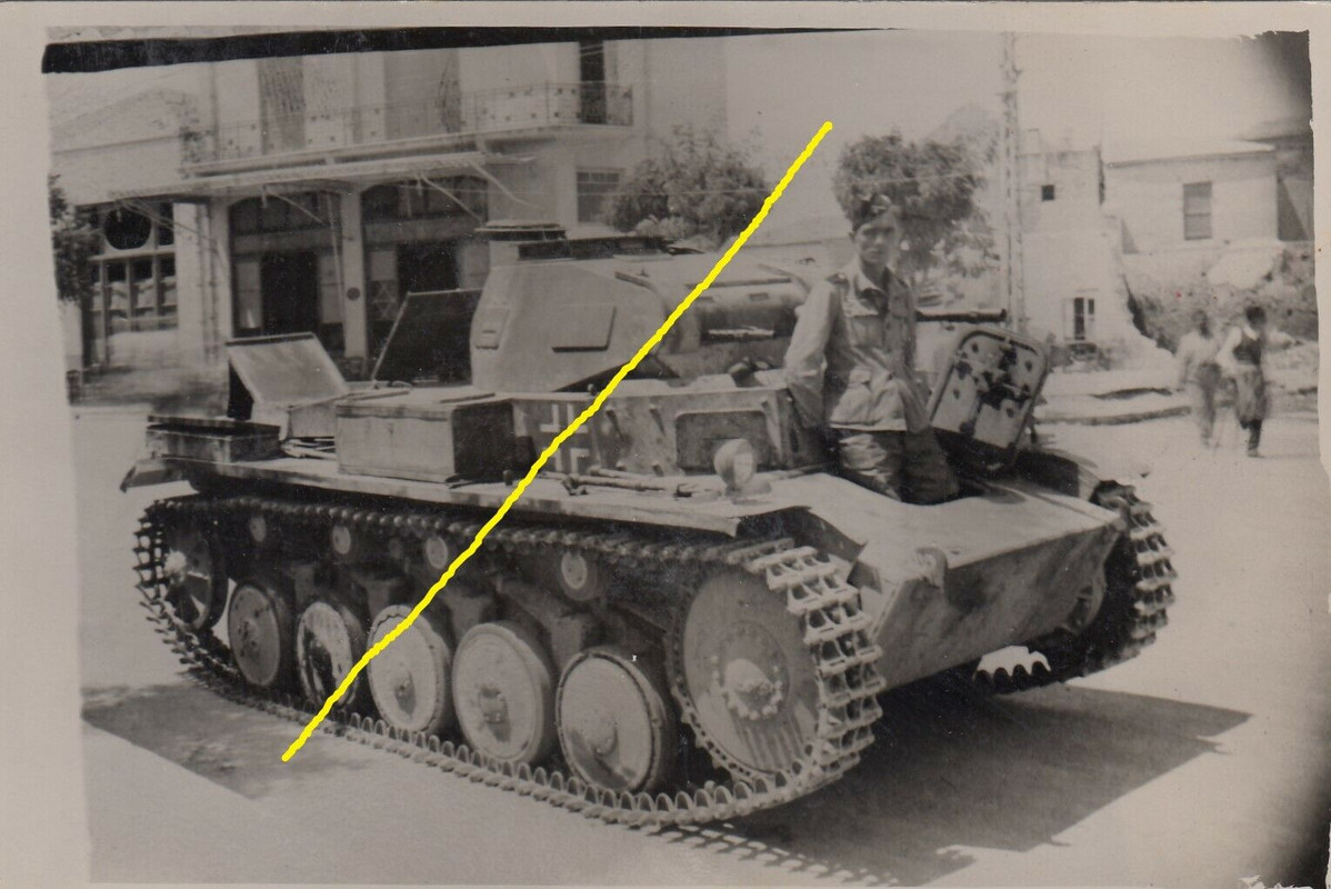 Foto in AK Größe Militär im II. WK mit Panzer und Ruinen, 1941 beschriftet