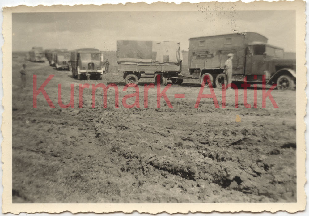 Foto Wehrmacht Russland LKW Anhänger Kolonne im Schlamm