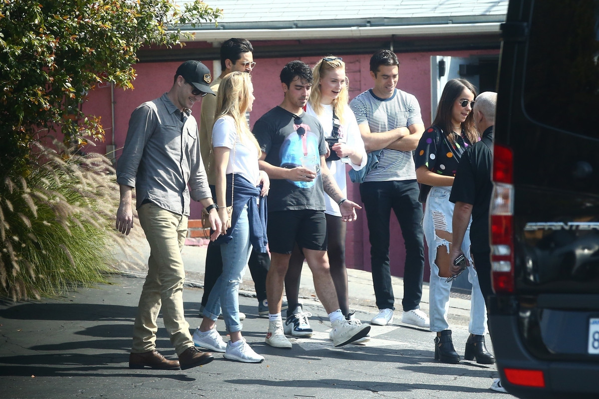 sophie-turner-leaving-the-gym-with-friends-in-hollywood-april-6-