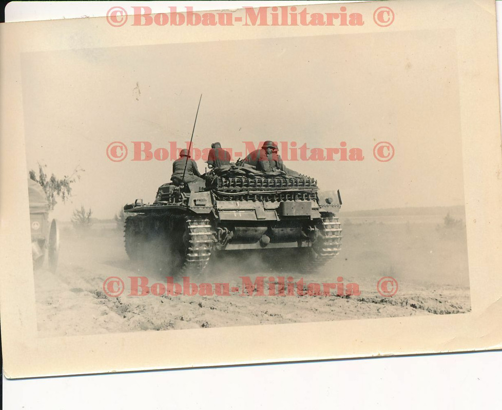 Sturmgeschütz STUG III Vormarschstraße aufgesessene Infanterie Front combat