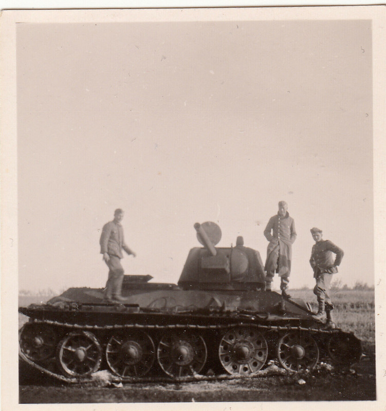 Wehrmacht Rußland deutsche Soldaten & russischer schwerer Panzer