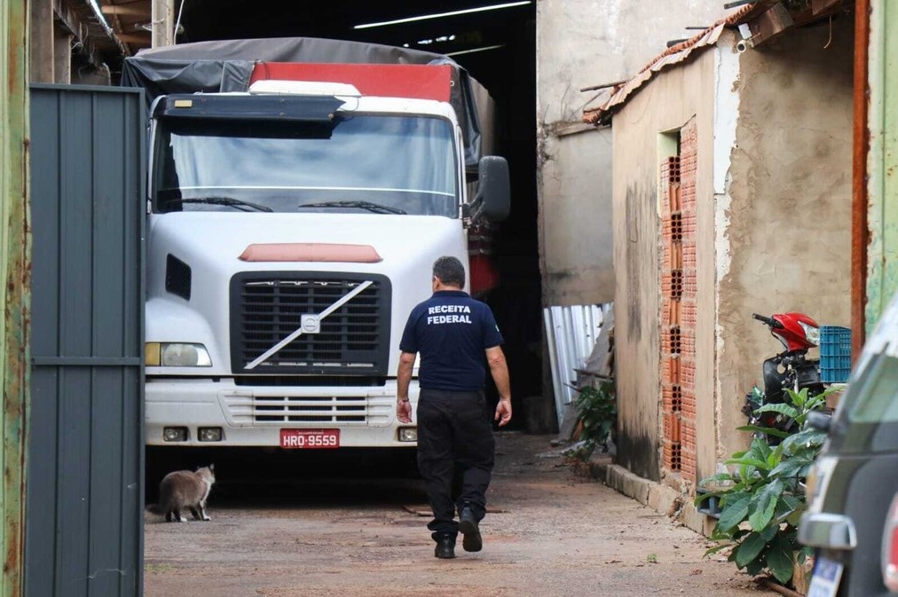 Servidor da Receita Federal em local alvo da operação ©Henrique Kawaminami