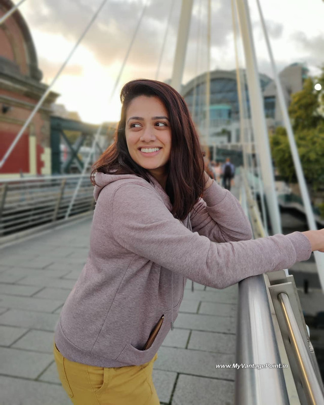 9-Girija-Oak-Godbole-Hot-Photos-HD-Mobile-Wallpaper-In-Western-Outfits-My-Vantage-Point