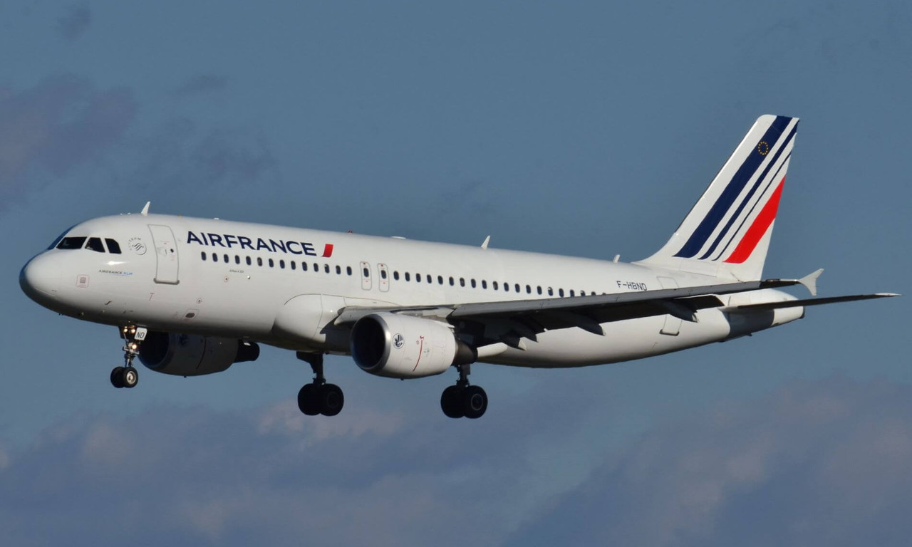 Suspenden a dos pilotos de Air France por pelear en pleno vuelo