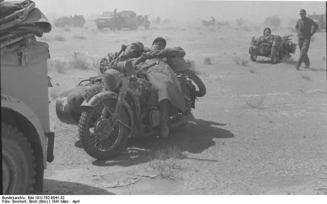 Soldados de la Luftwaffe durmiendo en una motocicleta BMW con sidecar Seitenwagenkrad, norte de África, marzo-mayo de 1941 Soldados de la Luftwaffe durmiendo en una motocicleta BMW con sidecar Seitenwagenkrad, norte de África, marzo-mayo de 1941