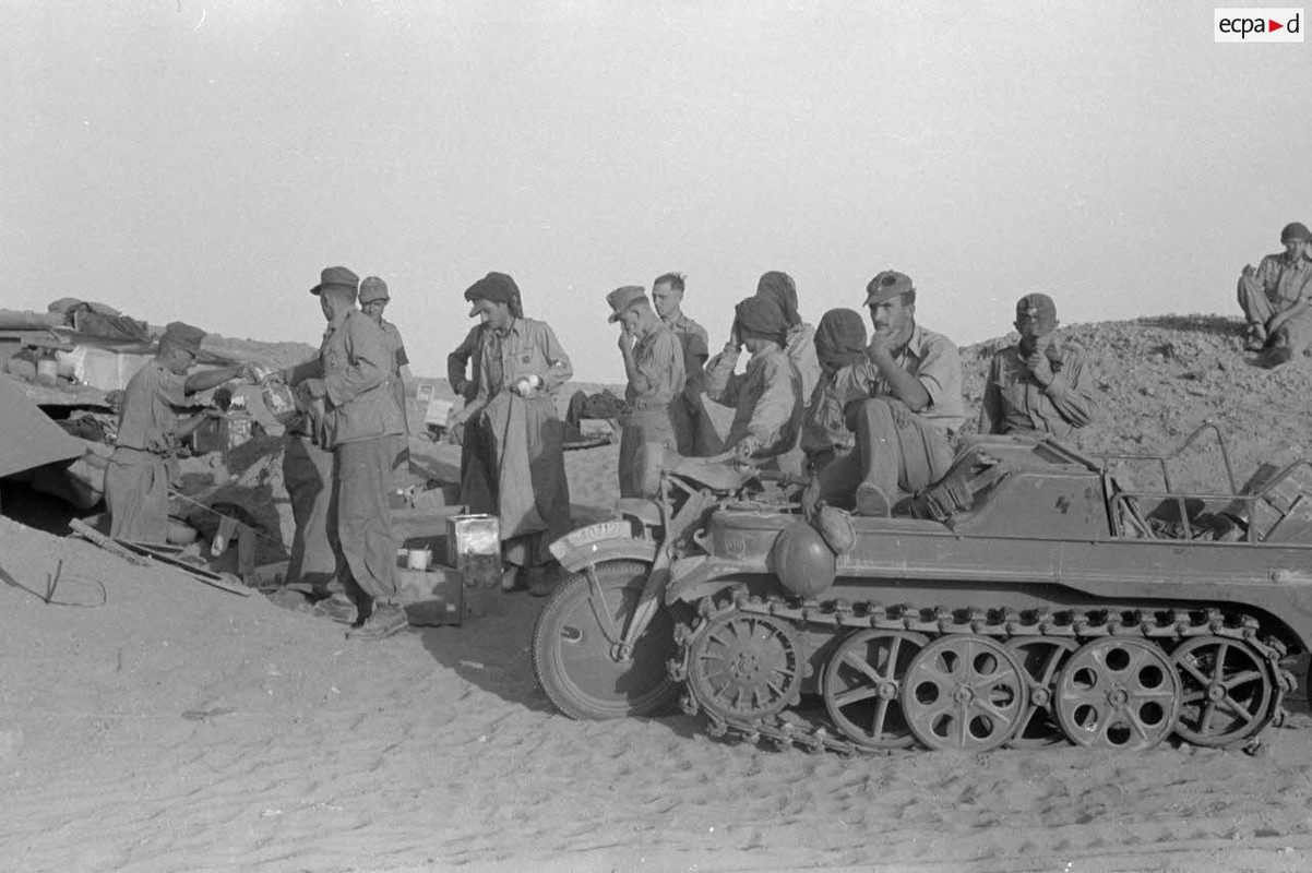 Distribution de nourriture près d'une moto chenillée NSU Kettenrad de la Luftwaffe.
