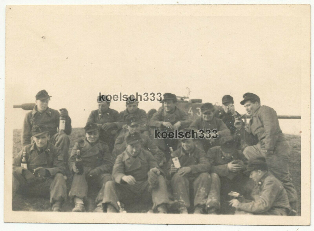 Foto Panzer Reg. 11 Panzermänner vor einem Panther Panzer in Oisseau Frankreich