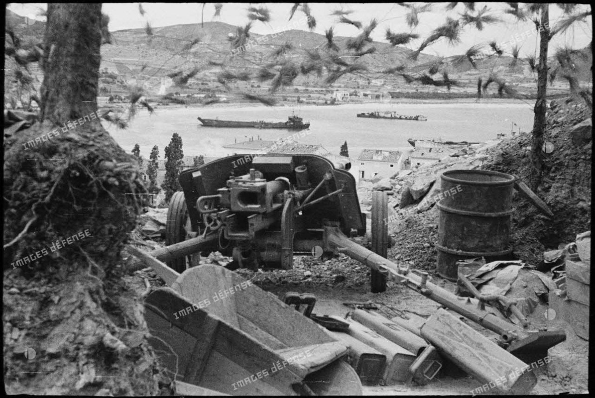 Une pièce antichar allemande de 7,5 cm Pak 38 ou Pak 40 sur une plage de l'île d'Elbe.