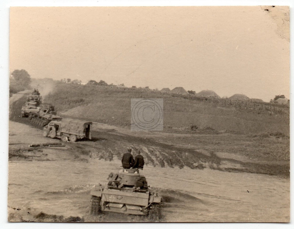 Vormarsch Panzer Tank Soldaten LKW Fluß
