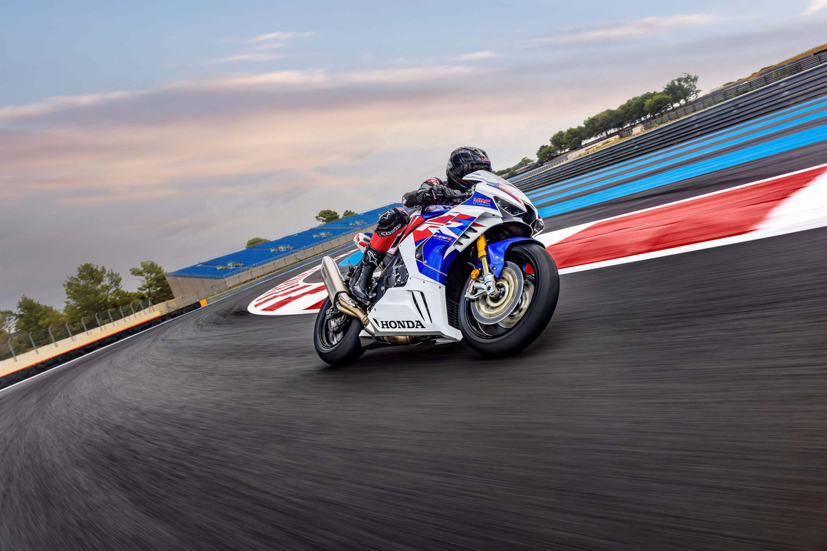 Спортбайк Honda CBR1000RR-R Fireblade SP 30th Anniversary 2022