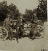 1906 Vanderbilt Cup F-Lawell-E-H-Belden-and-Lee-Frayer-posing-with-Frayer-Miller