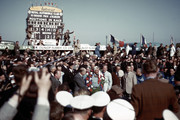 13 de Mayo. Crowds-gather-around-Giuseppe-Farina-after-he-wins-the-1950-British-Grand-Prix