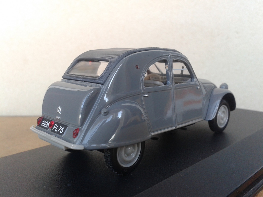 1956 Citroën 2CV AZL “maletero abombado” (Norev) (4)