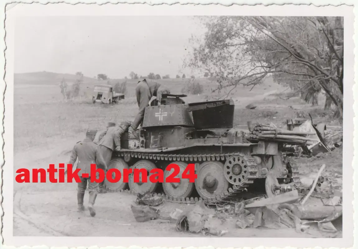 Foto WH Soldat Panzer Tank Skoda ČKD-Prague Panzerkampfwagen 38 (t) Kampf G342