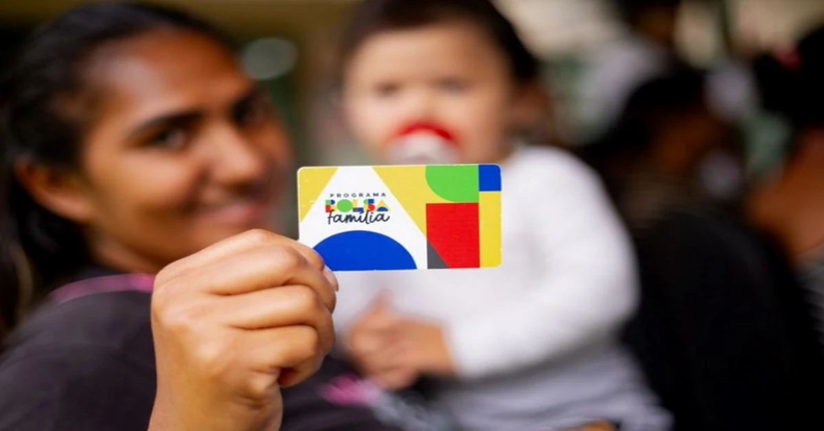 Mulher usando o app oficial para consultar benefícios sociais pelo celular