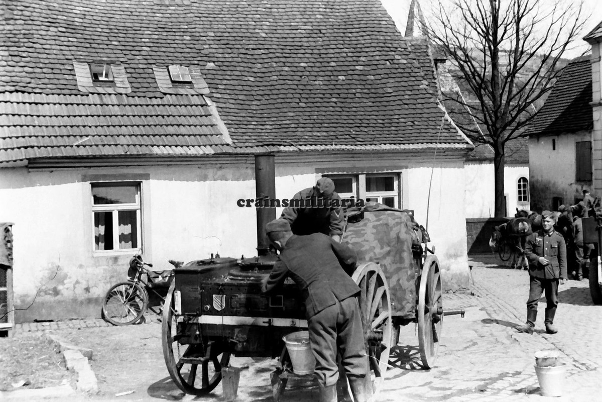 Orig. Negativ Foto Feldküche Gulashkanone Wagen m. Wappen in Truppenübungsplatz
