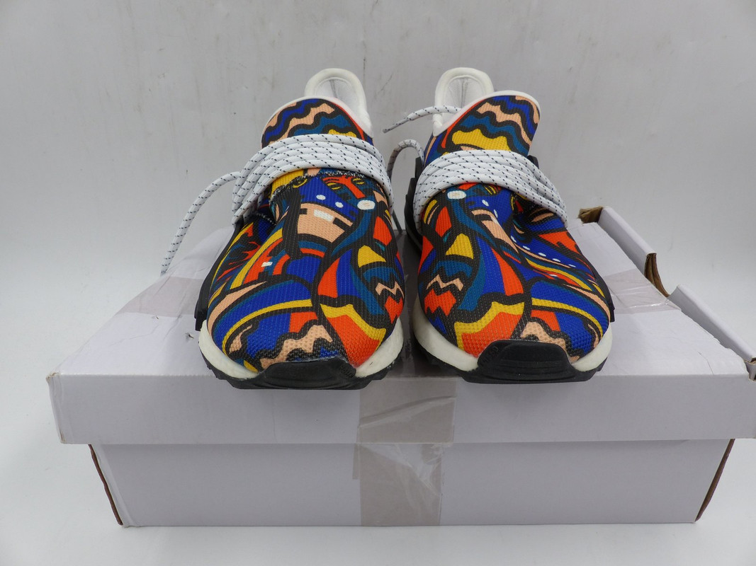 MULTI PATTERNED AND BLUE MULTI COLORED COMFORTABLE SNEAKER FOR WOMEN IN SIZE 8.5 MULTI PATTERNED AND BLUE MULTI COLORED COMFORTABLE SNEAKER FOR WOMEN IN SIZE 8.5