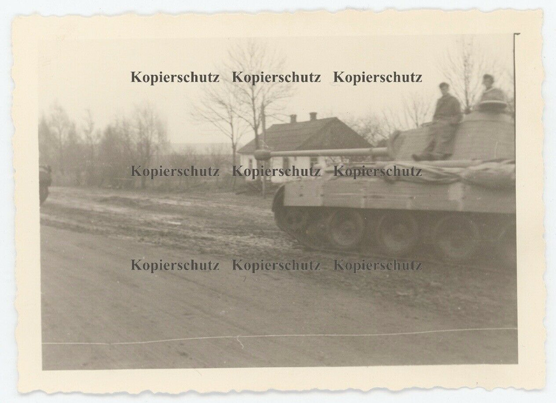 Foto 1943, Panzer mit Panzerschürze in Slutomir , Ukraine