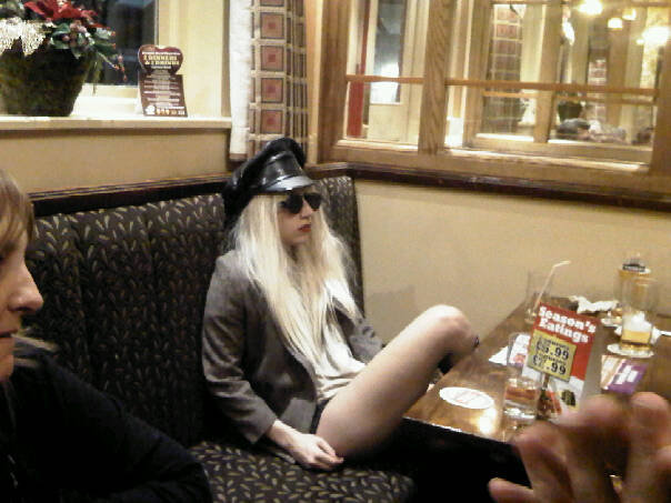 12-04-2009-Lady-Gaga-in-blackpool-pub.jp