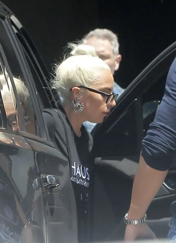 5-24-19-Arriving-at-2014-Studios-in-Holl