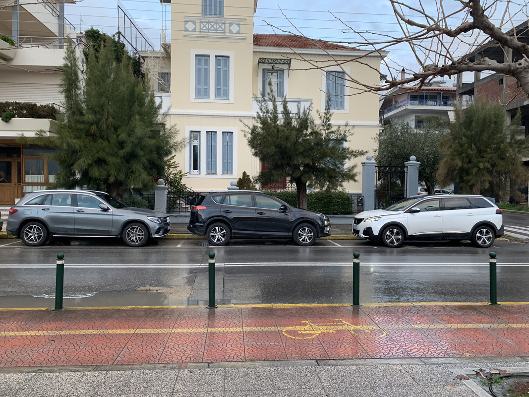 EF5F9301-563D-40D1-AE4E-1E1B7921558D