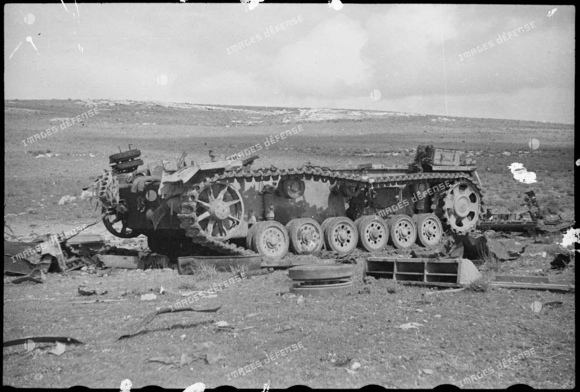 Epave d'un char moyen allemand Panzer-III sur le champ de bataille de Kasserine (10)