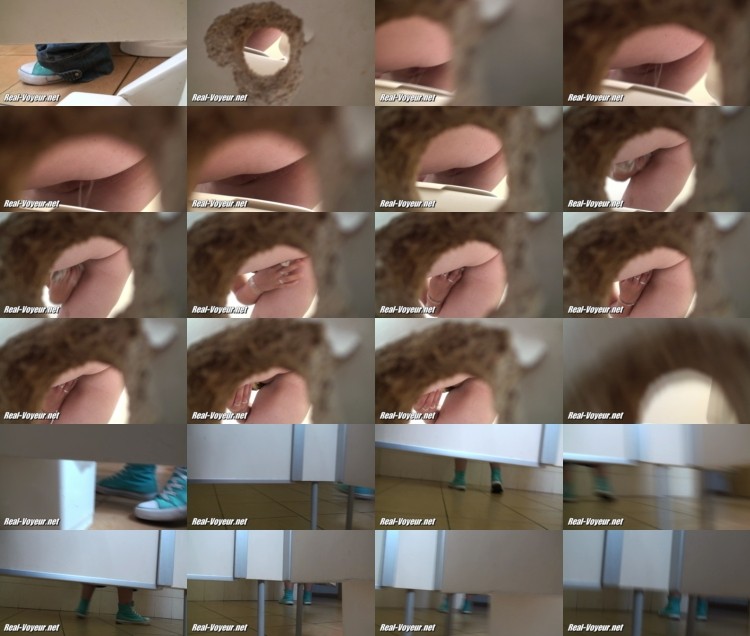 53445344Piss